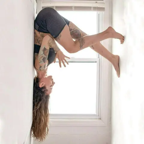 Photo shared by Eleonora Rachele Zampatti on March 31, 2020 tagging @aloyoga, and @yogainspiration. Image may contain: one or more people, shoes and indoor