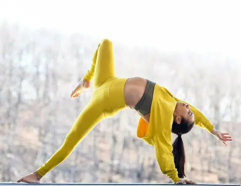 Photo by Gabriella in New York, New York with @aloyoga, @alonewyork, @motivationforfitness, @yogainspiration, @yogachannel, @squatspo, @yogacertified, and @alo. Image may contain: one or more people