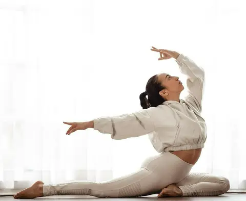Photo by Gabriella in New York, New York with @aloyoga. Image may contain: one or more people and sky
