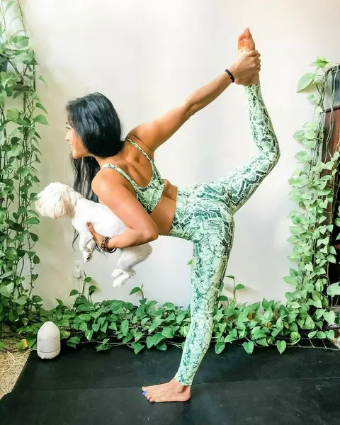 Photo by Liz Lowenstein (Liz Kong) in Dallas, Texas with @aloyoga. Image may contain: one or more people