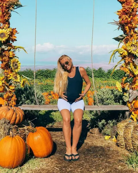 image by neyu_ma containing Pumpkin, People in nature, Orange, Yellow, Blond