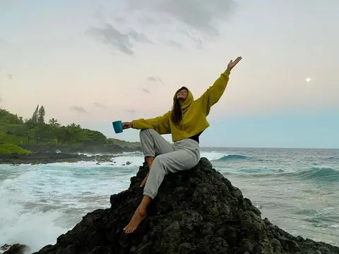 image by laisribeiro containing Sky, Coastal and oceanic landforms, People in nature, Ocean, Astronomical object
