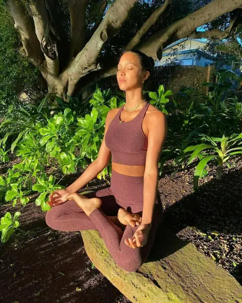image by laisribeiro containing Human leg, People in nature, Elbow, Sleeveless shirt, Knee