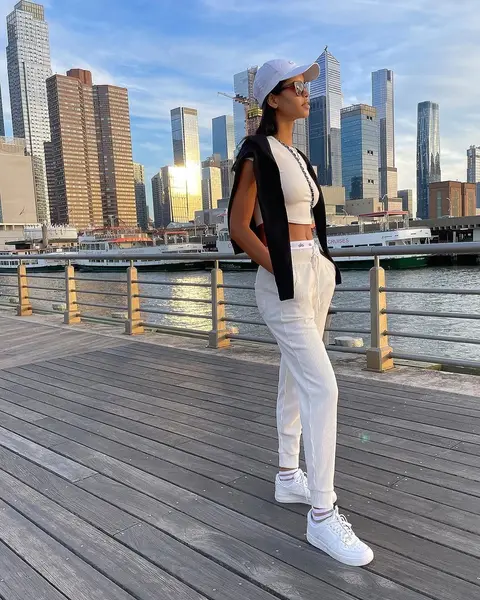 image by daianesodre containing Sky, Cloud, Skyscraper, Building, Leg