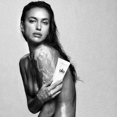 image by irinashayk containing Lip, Hand, Eyebrow, Shoulder, Arm