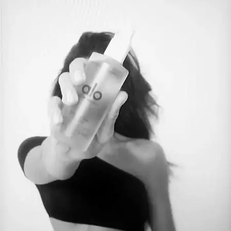 video by irinashayk containing Arm, Eyelash, Neck, Sleeve, Flash photography