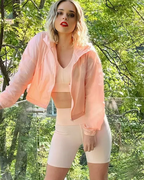 image by fabiolagdo containing Joint, Lip, Outerwear, Shoulder, Neck