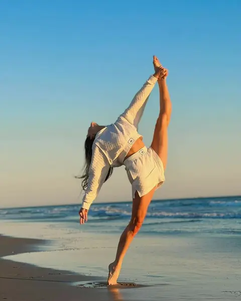 image by yoga_ky containing Sky, Water, Head, Hand, Leg