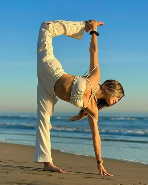 image by yoga_ky containing Sky, Water, Leg, People in nature, People on beach