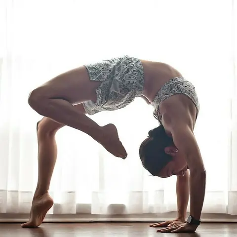image by gabriella.dondero containing Joint, Shoe, Leg, Active pants, Neck