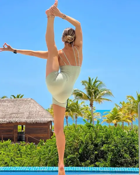 image by yoga_ky containing Sky, Shoulder, People in nature, Azure, Flash photography