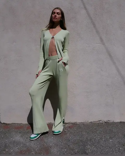 image%20by%20mariannefonseca%20containing%20Sleeve%2C%20Waist%2C%20Grey%2C%20Thigh%2C%20Eyewear