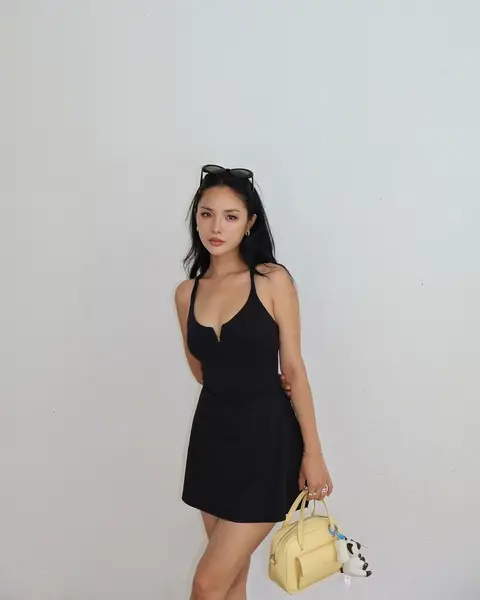 image by chaileeson containing black, woman, dress, handbag, bag