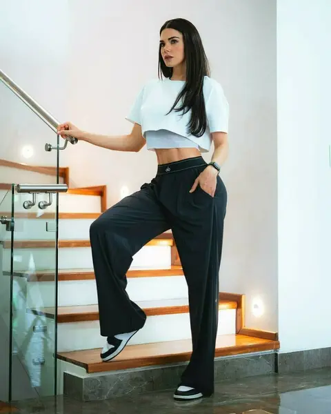 image by liviabritopes containing Joint, Shoe, Shoulder, Leg, Flash photography