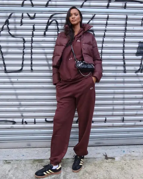 image by laisribeiro containing Shoe, Eyewear, Sleeve, Standing, Grey