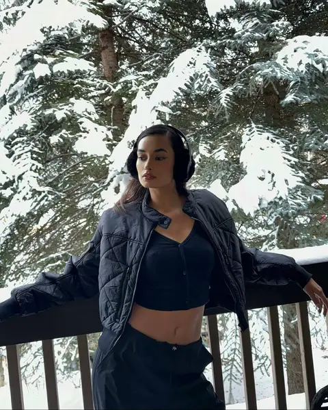 image by giizeleoliveira containing woman, earphone, stand, snow, black