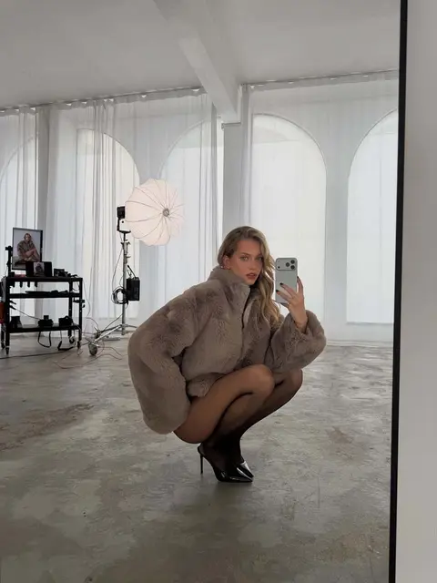 image by magui_corceiro containing woman, fur coat, pose, take, room